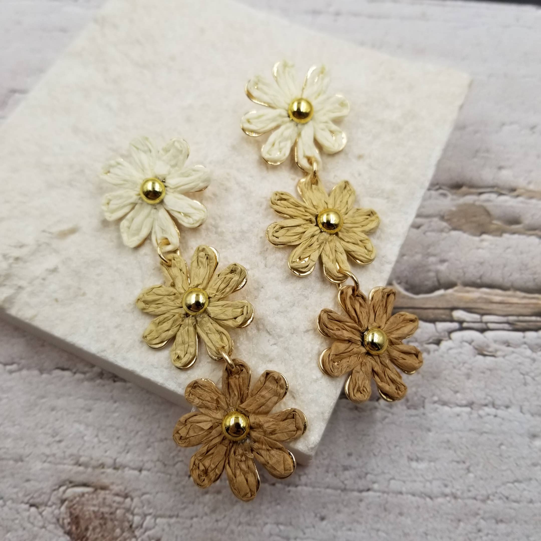 Treasure Wholesale - Vendita all'ingrosso Orecchini pendenti - Orecchini con pompon in rattan a forma di fiore fatti a mano1