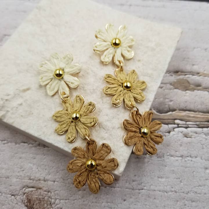 Treasure Wholesale - Vendita all'ingrosso Orecchini pendenti - Orecchini con pompon in rattan a forma di fiore fatti a mano1