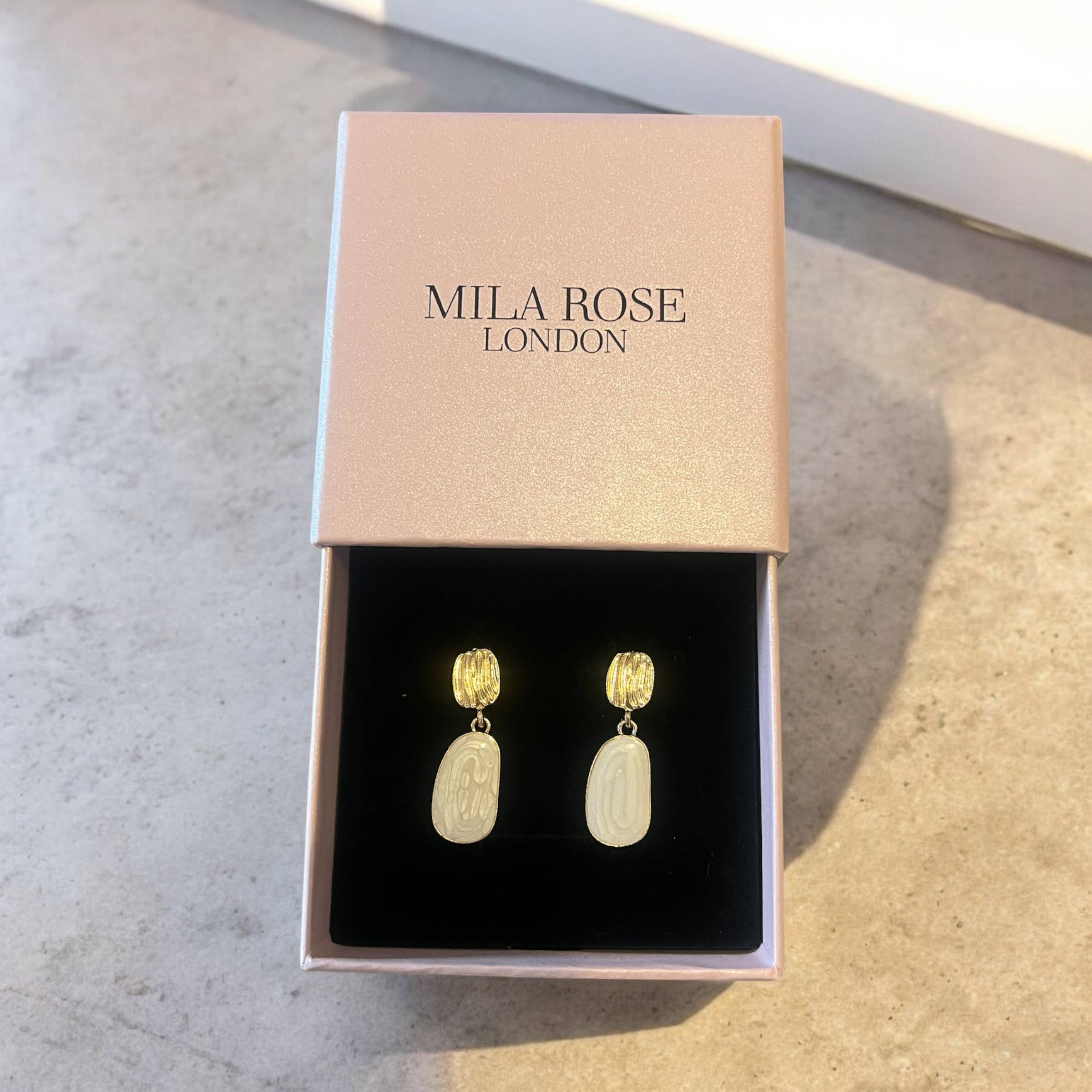 Mila Rose London – wholesale Dangle earrings – Waterdrop Pendant Earring in Gold & Cream2