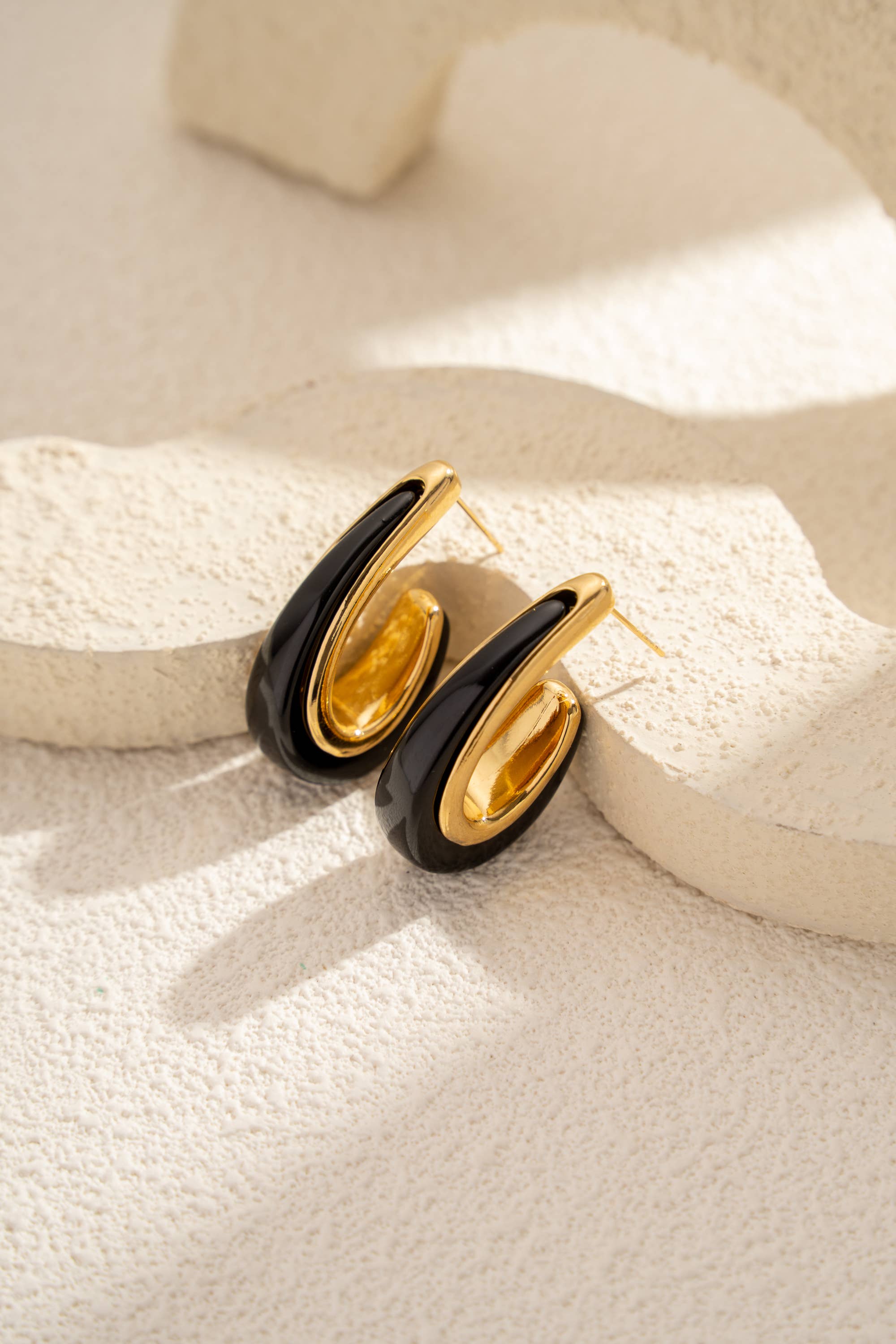 COSMOS – Großhandel Hoops – Elegante zeitgenössische Harz-Creolen aus Edelstahl5