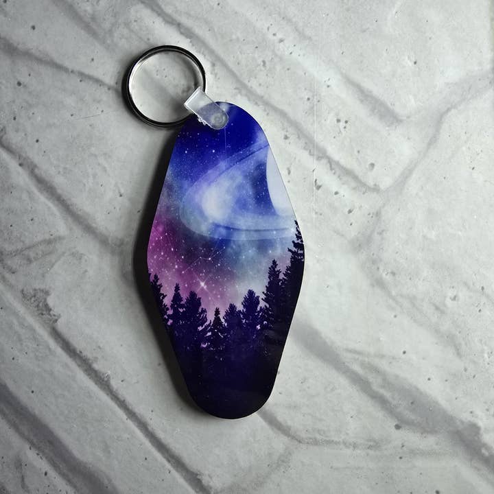 Porte-clés Motel Northern Lights pour la vente par Bluesky's Creation