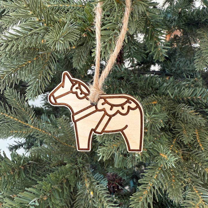 Svensk Indgraveret Dalahest Træpynt© for engroshandel hos Aurora North Home