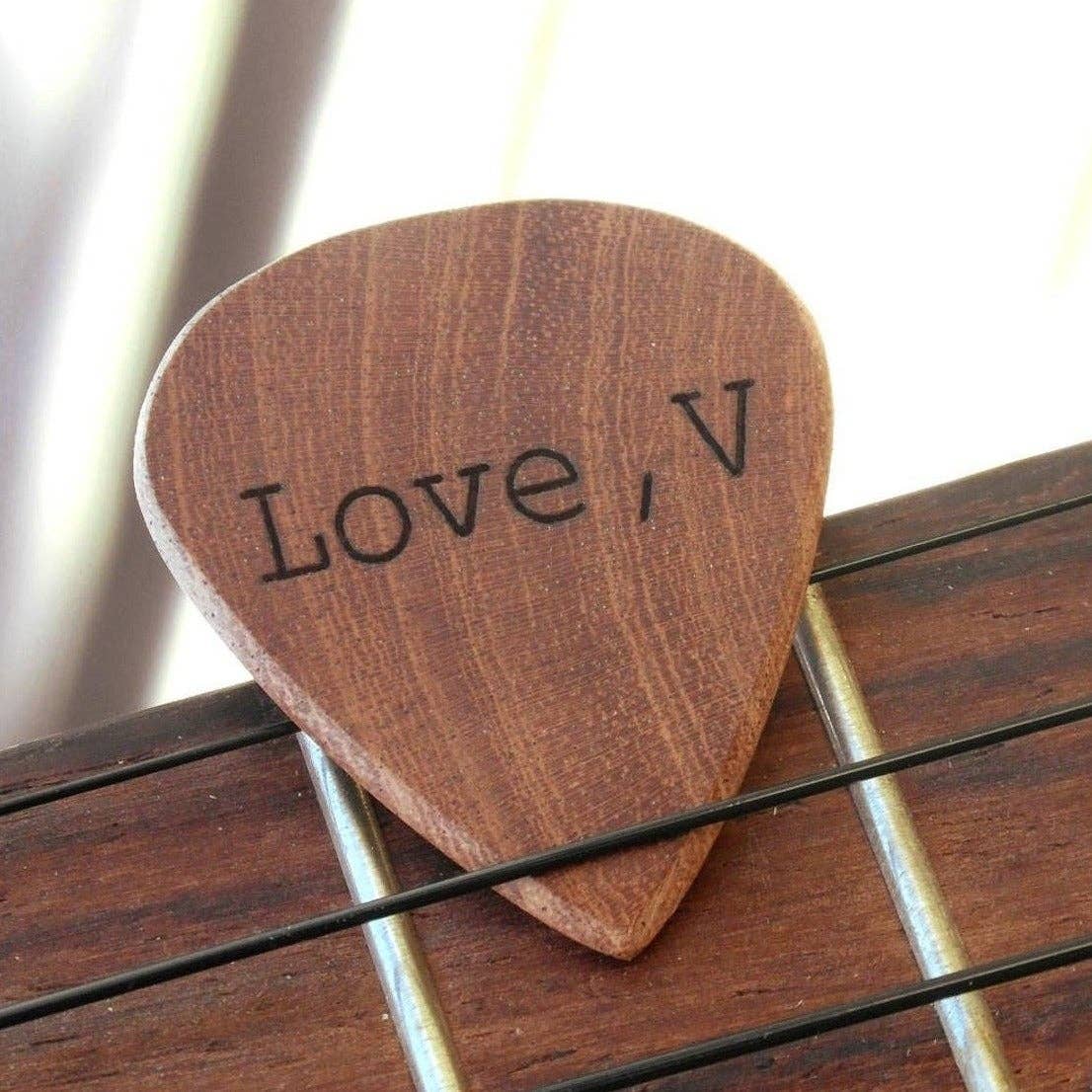 L'Atelier du Bois - Wholesale Meditation Supplies - Custom mahogany guitar pick