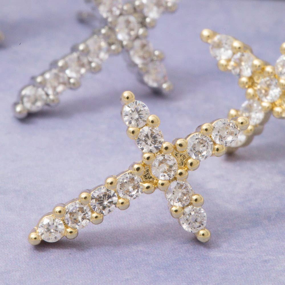 Fame Accessories – Brincos de pino por atacado – Brincos de Tacha com Cruz de Gemas em Círculo Banhados a Ouro2