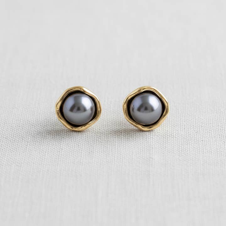 Grijze parel oorbellen met zilveren naald voor wholesale door paperln