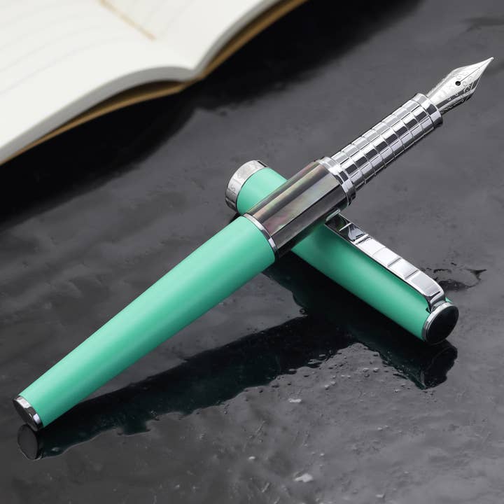 Penna stilografica in ottone Xezo Speedmaster® Aqua Green (Pennino Medio) - Con madreperla nera di Tahiti per la vendita all'ingrosso da parte di Xezo