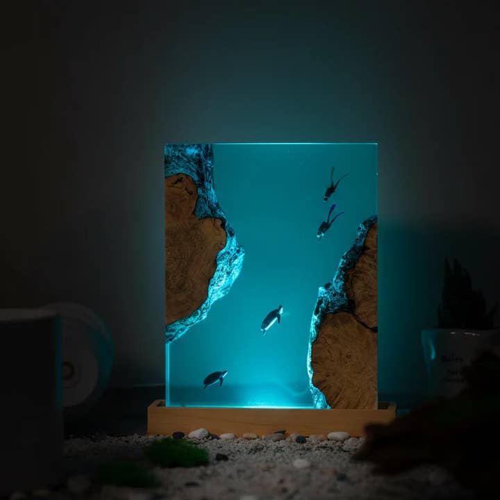 Décoration de lampe en résine avec tortue de mer pour plongeurs sous-marins et océan côtier pour la vente par Merchemy
