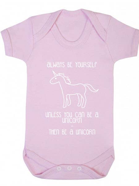 Vær altid dig selv, medmindre du kan være.. Baby Vest K0152 for engroshandel hos Illustrated Identity