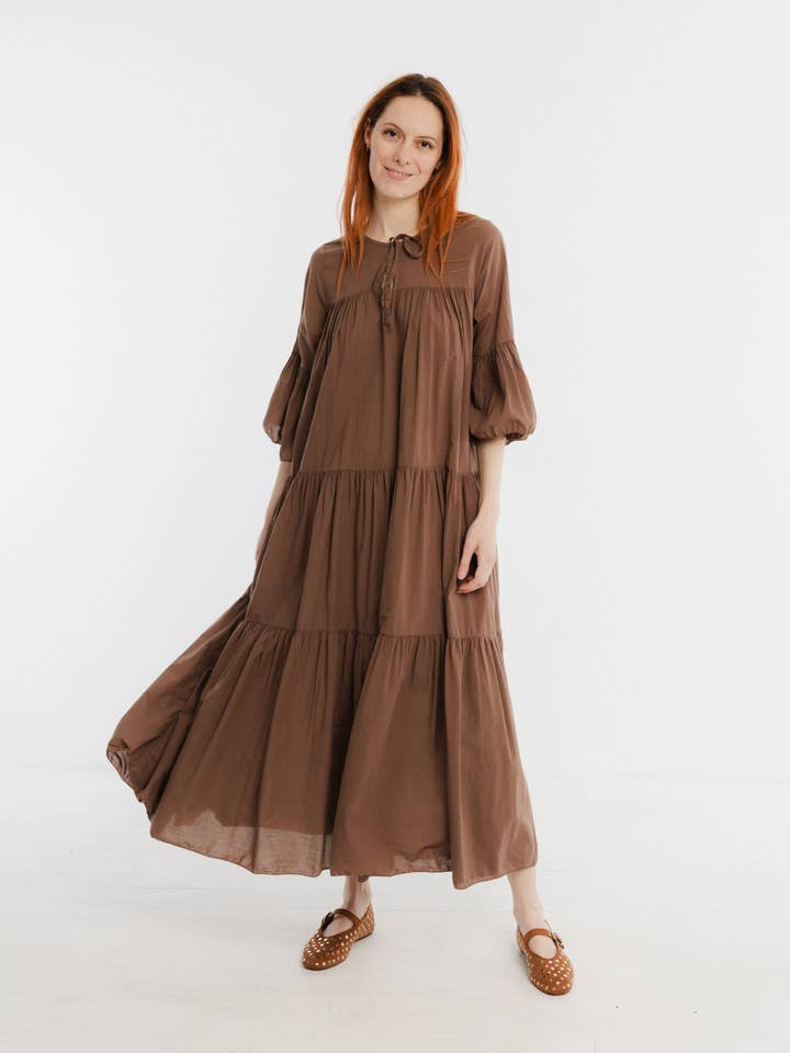 Lang maxikjole med flæser for engroshandel hos JULIA PARIS