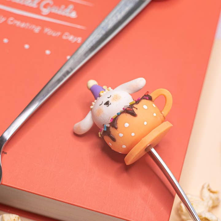 Kanin i en tekopp sked för wholesale av Lulou Bijoux