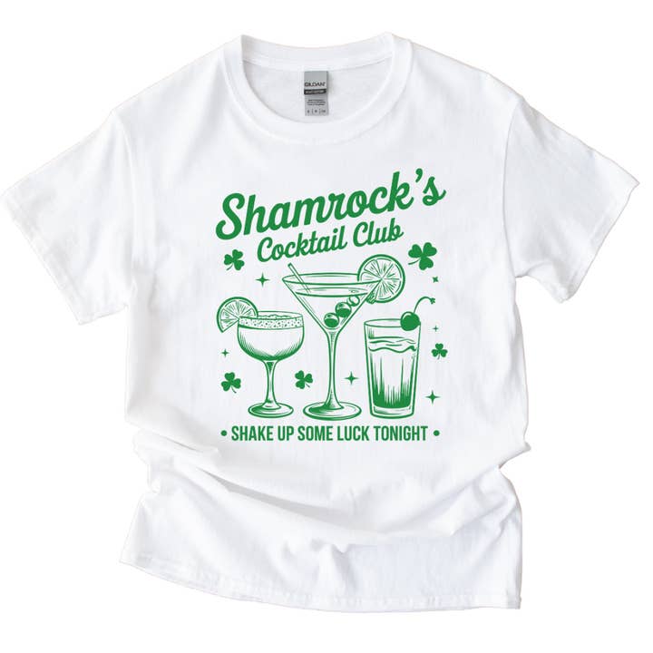T-shirt du club de cocktails de Shamrock Secouez la Saint-Patrick pour la vente par Simply Spoken Apparel