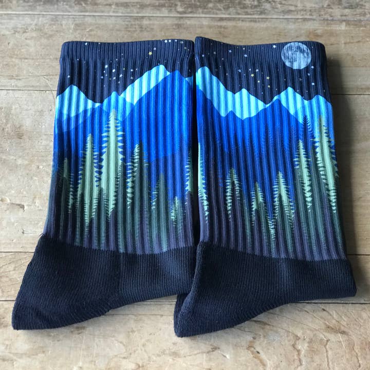 Night Mountain Scene Herren Crew-Socken (Blau) für den Großhandel von Simply Me • Gentlemen Est. 2017 LLC