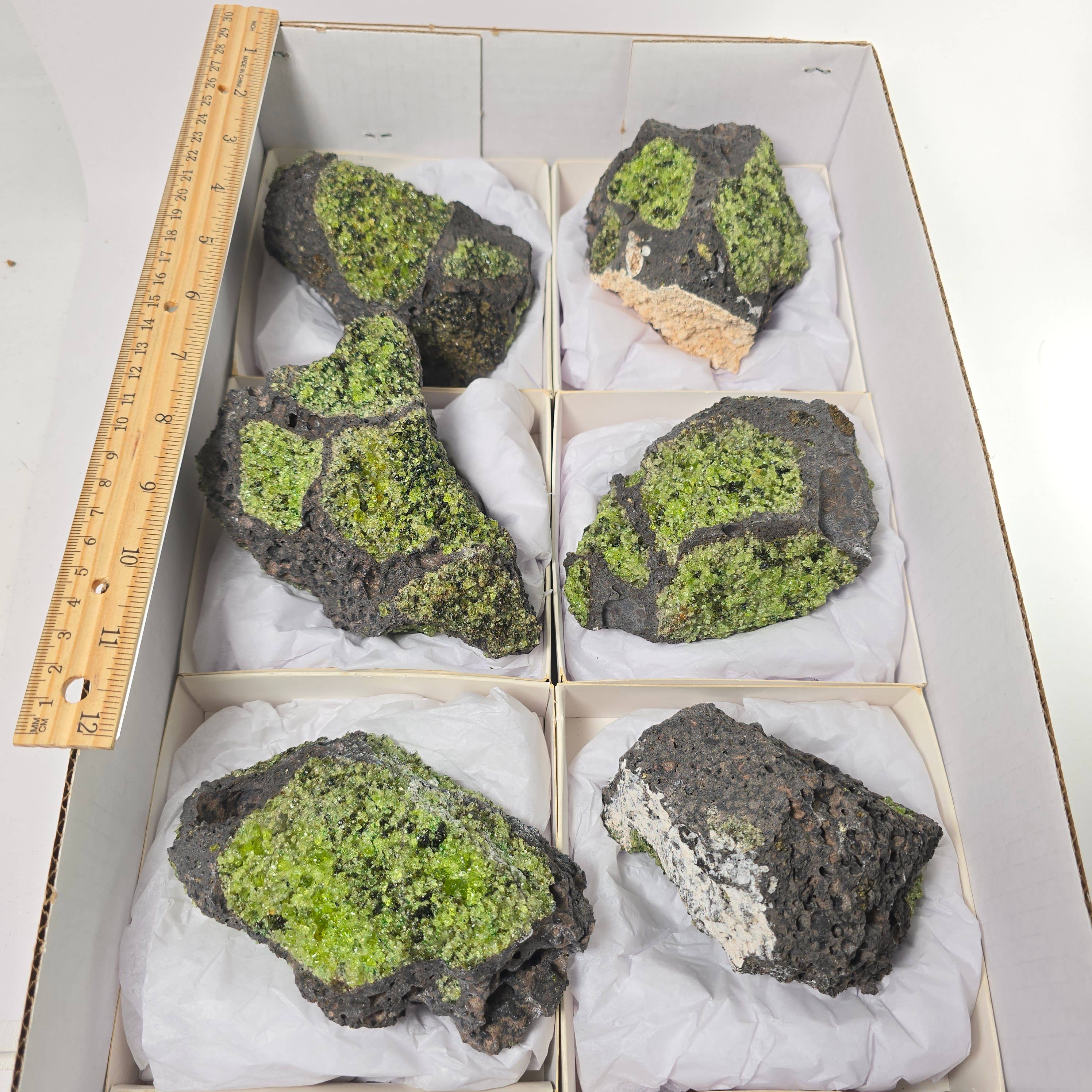 Aquamarine Daydream Wholesale – wholesale Andlig sten/kristall – Peridot på basaltplatåer ~ Bulkmineralprover AZ3