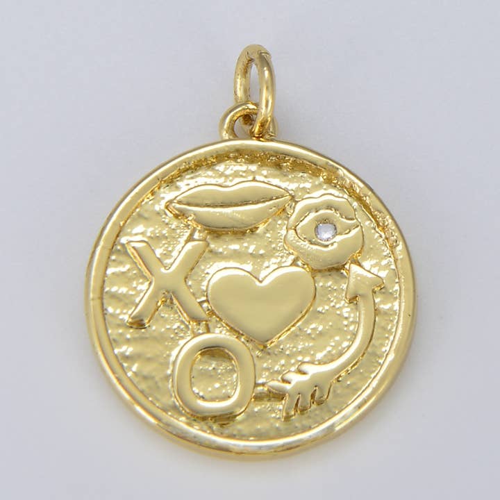 Ciondolo a forma di amuleto dorato a forma di cuore, labbra e freccia X O, CP1567 per la vendita all'ingrosso da parte di Beads Creation