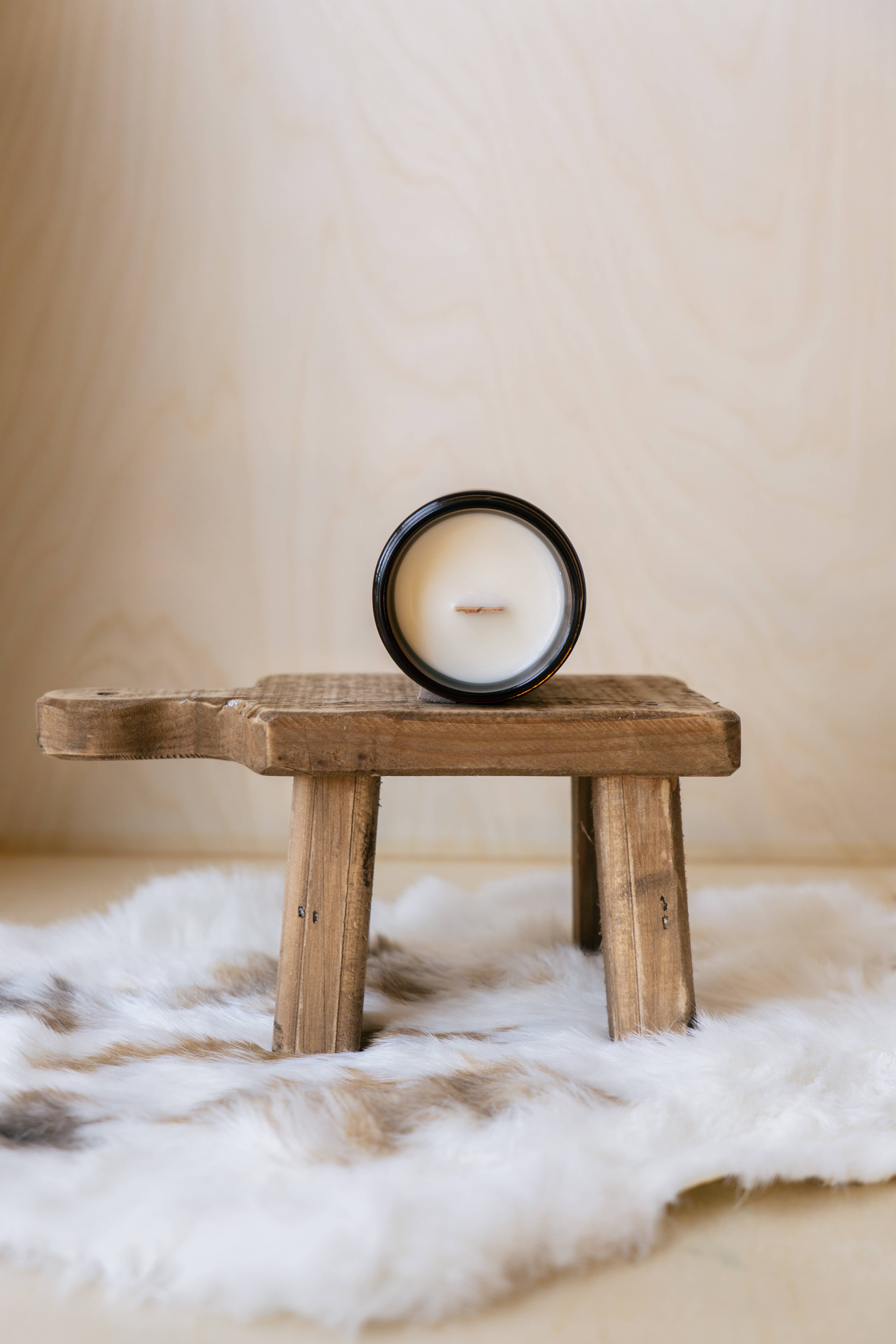 Haus of Wool – Großhandel Kerze im Glas / gefüllte Kerze – Violet + Leder Sojawachs Holzdocht Kerze3