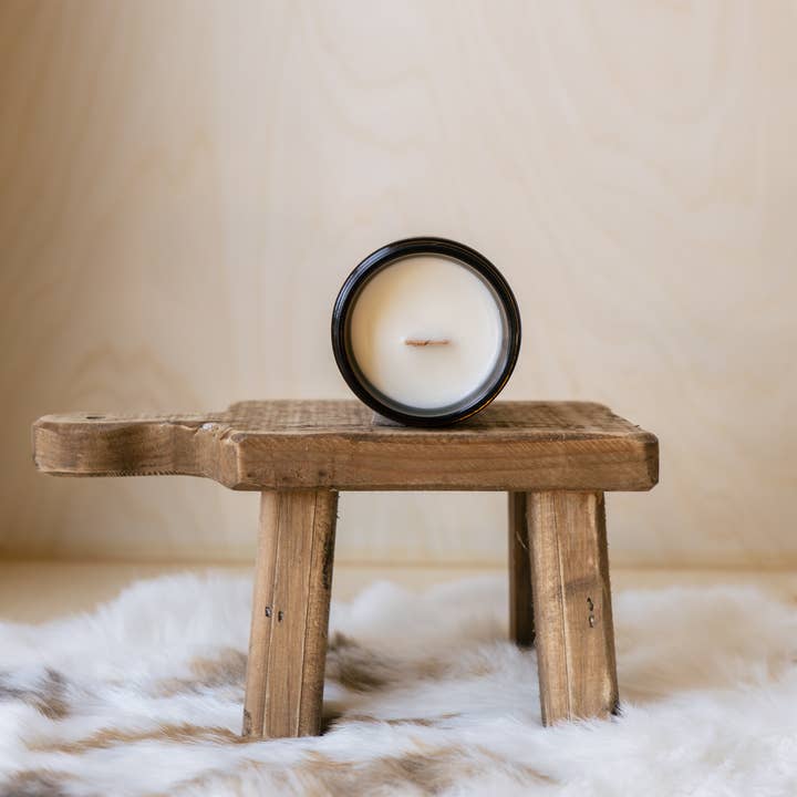 Haus of Wool – Großhandel Kerze im Glas / gefüllte Kerze – Violet + Leder Sojawachs Holzdocht Kerze3