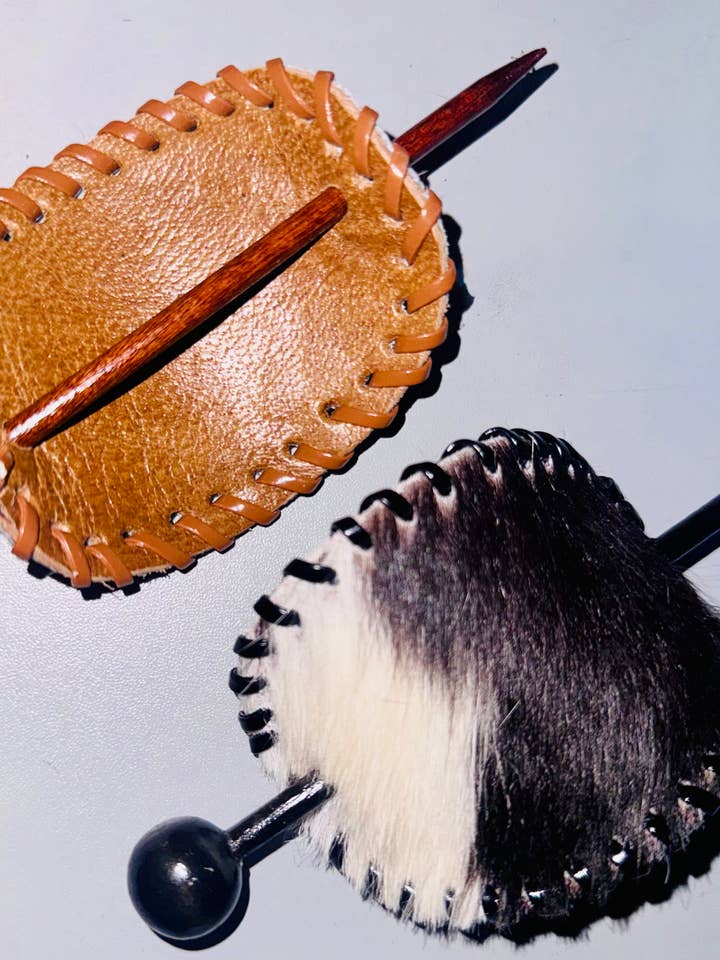 Hårspännen av kohud och läder med träpinne för wholesale av FRINGE & LUXE