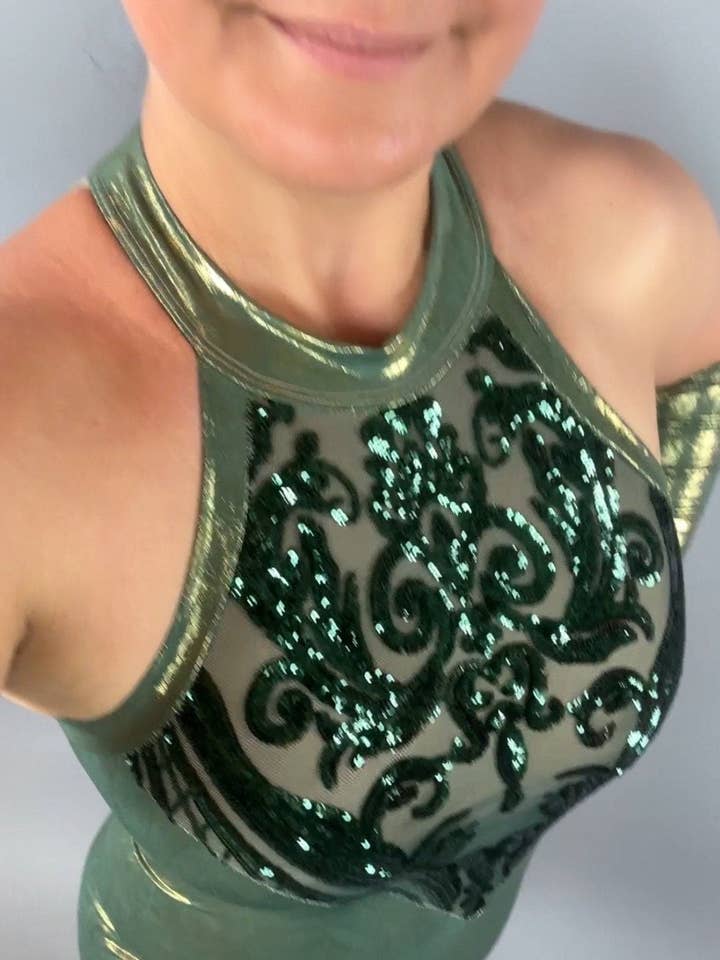 Grøn-guld metallic jumpsuit til performere, halterneck catsuit med bryst dekoreret med sorte pailletter, stretch spandex-body med åben mesh-ryg for engroshandel hos Kikimora Fashion