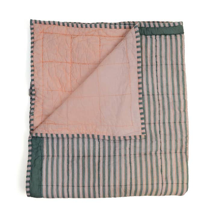 Couverture pour bébé à rayures vertes et pêche pour la vente par Piggy & Kin