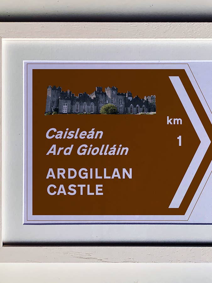 Impressão Montada 10x12'' - Placa de Estrada do Castelo de Ardgillan por atacado de Clemence Prosen Art & Design