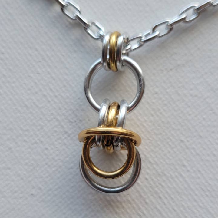 Collana con Pendente "Doorknocker" in Argento e Oro/Metalli Misti per la vendita all'ingrosso da parte di Teahan K Jewelry