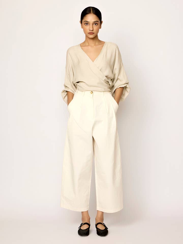 Pantalón boyfriend con pliegues en color marfil para venta al por mayor de LAUDE the Label