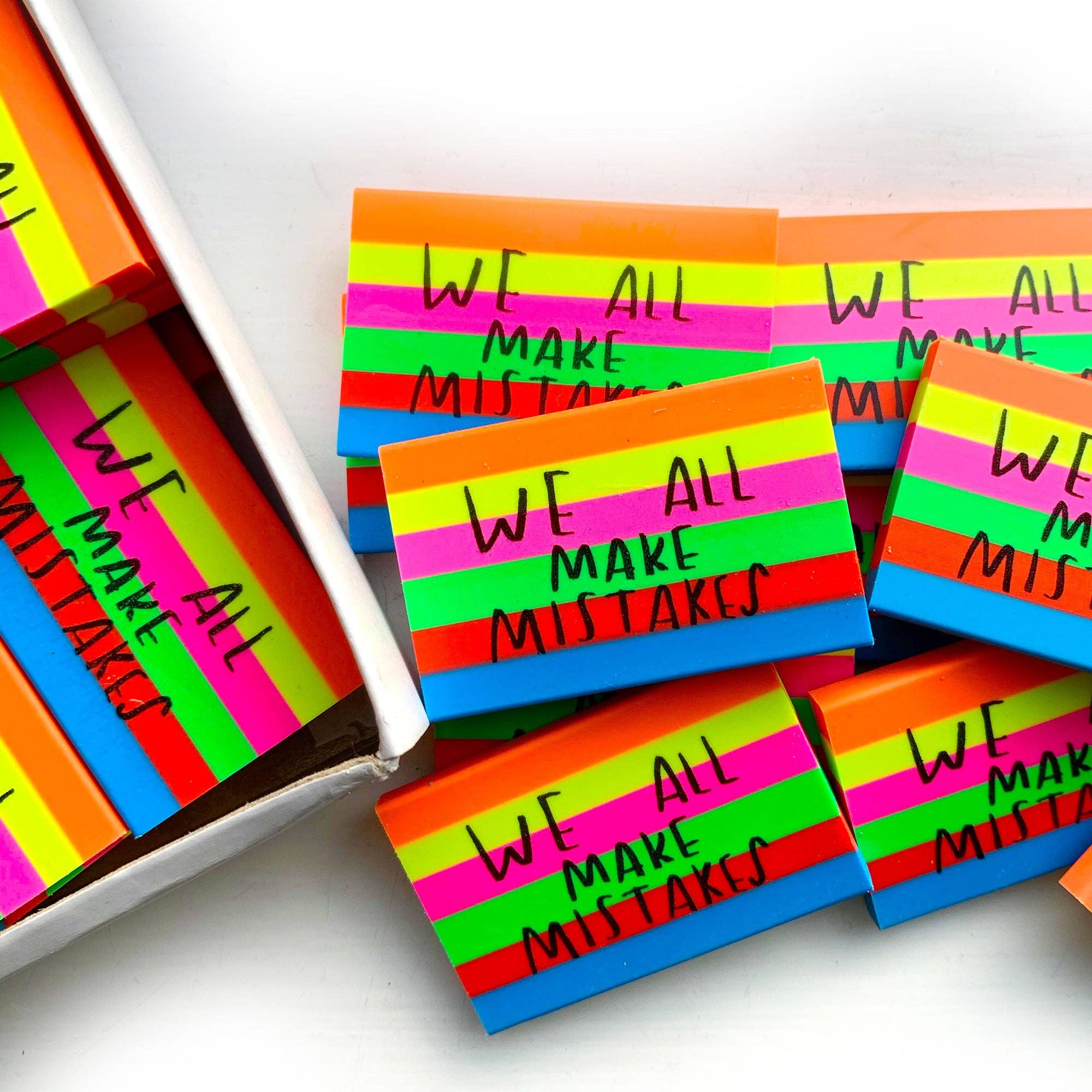 Nicola Rowlands - Wholesale Gum - Gum met regenboogkleur en tekst 'We all make mistakes'4