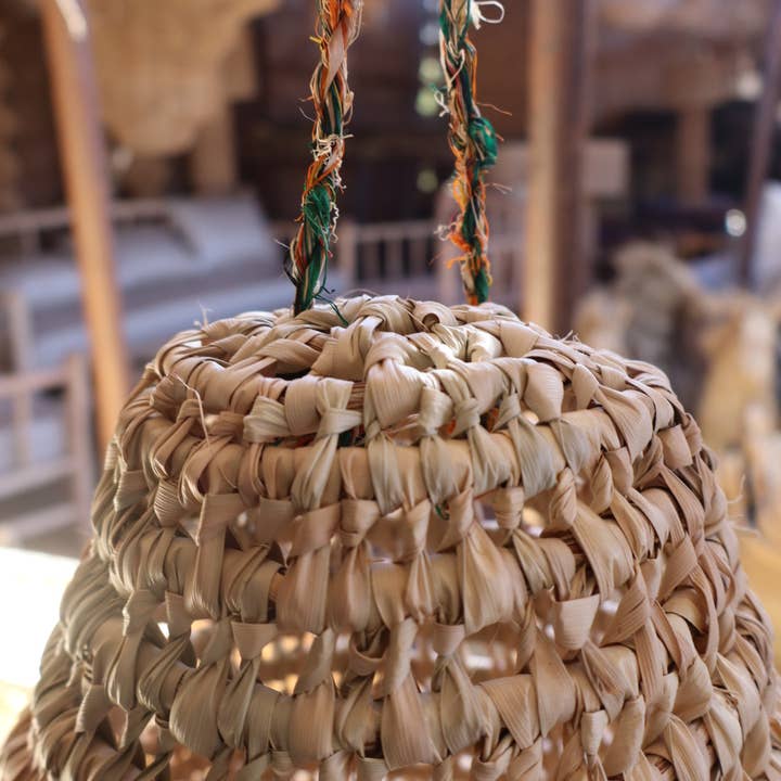 Néda - Wholesale Kroonluchter/hangend licht - Boho-chique meerkleurige raffia hanglamp met franjes