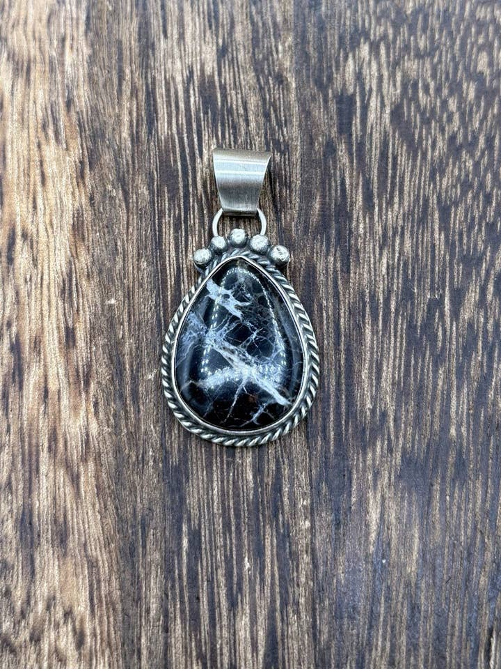 Indiansk Navajo håndlavet sterling sølv hvid bøffel vedhæng gammelt look for engroshandel hos Native City Jewelry