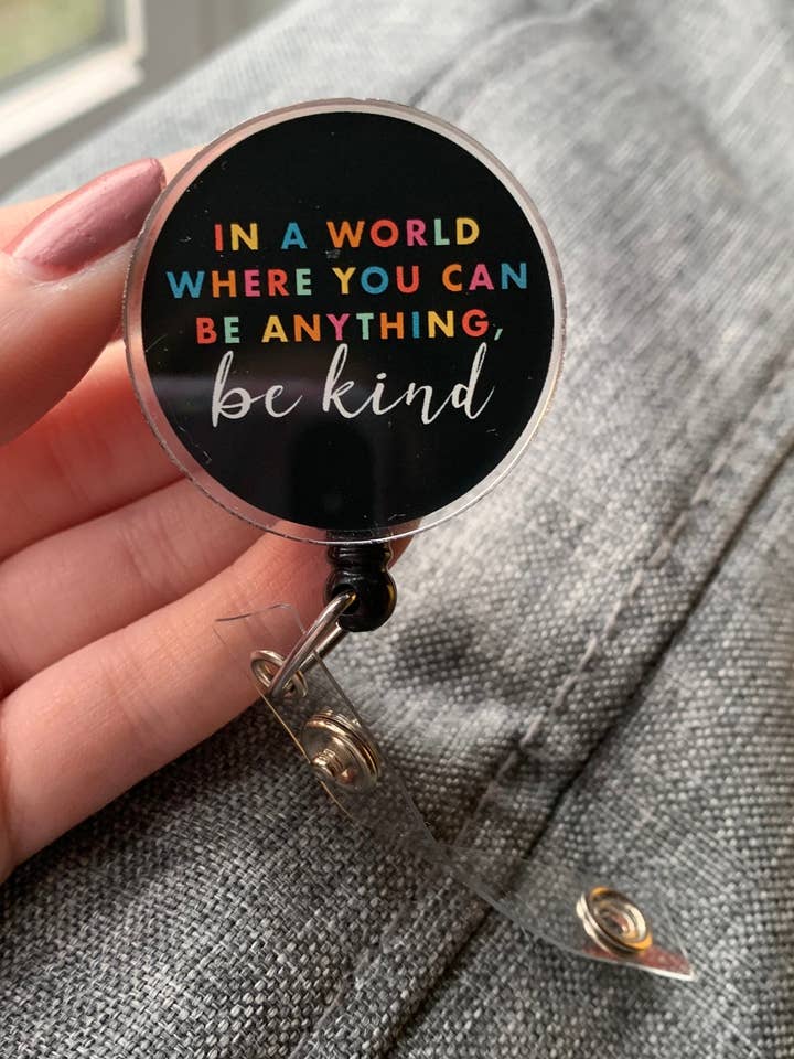 Be Kind Badge Reel | Niedliche Abzeichenrolle | Geschenk für soziale Netzwerke für den Großhandel von Sahara Shay Designs