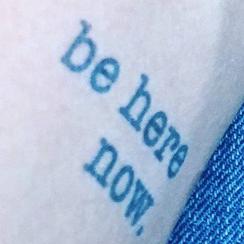 Vær her nu Manifestation Tattoo for engroshandel hos Conscious Ink