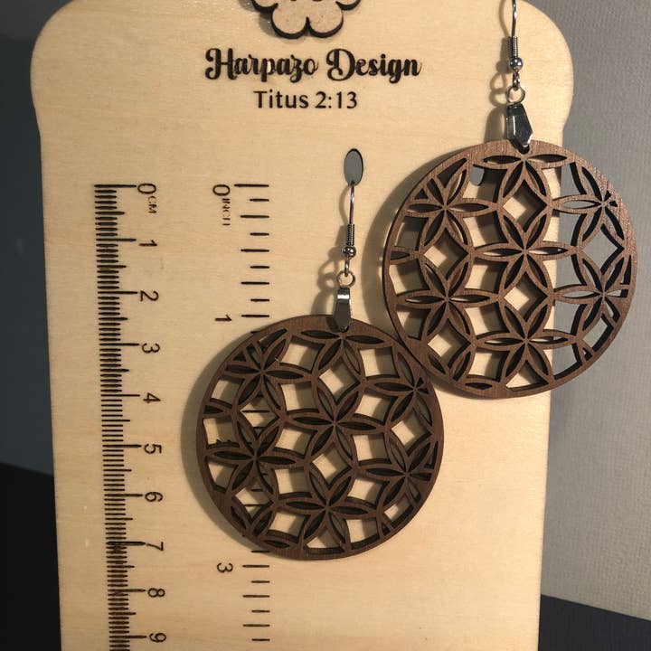 Valnöt trä stjärna blomma rund droppe örhänge för wholesale av Harpazo Design