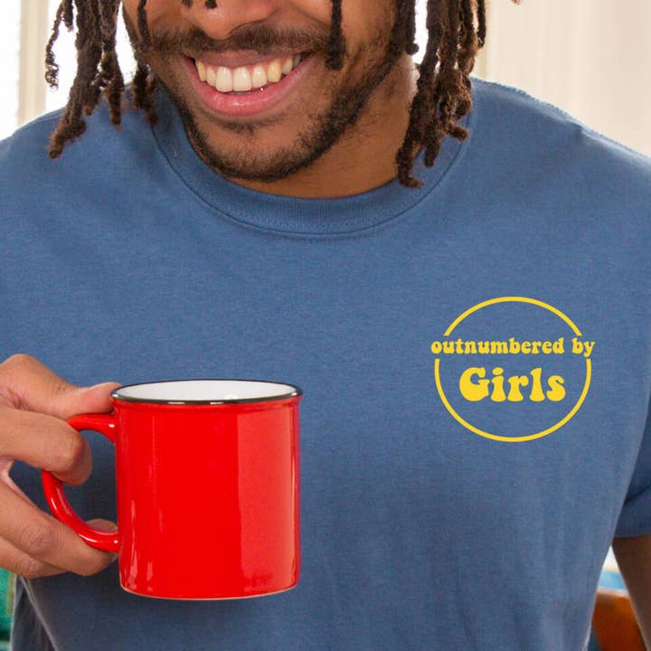 T-shirt « Outnumbered By Girls » pour homme pour la vente par Ellie Ellie LTD