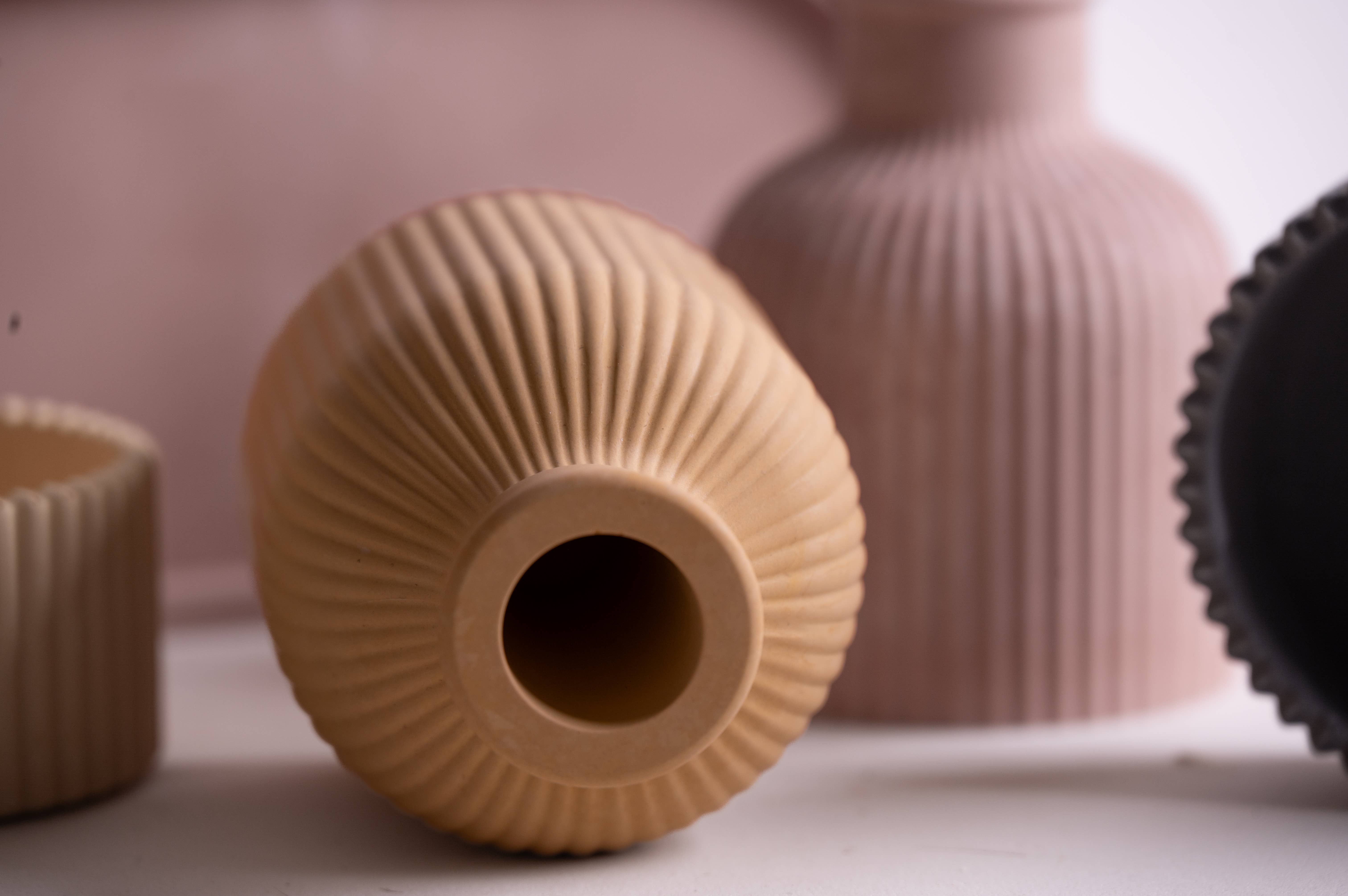 Yogiris - Venta al por mayor Floreros - Jarrones artesanales de cerámica y yeso – Elegancia y versatilidad3