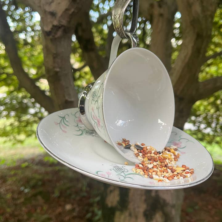 Mangeoire à tasse à thé suspendue pour la vente par Cards by Design