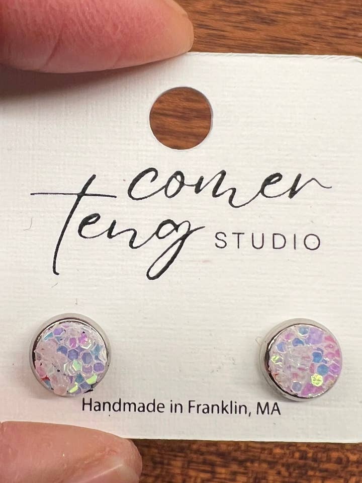 Boucles d'oreilles clous étincelants blancs pour la vente par Comer Teng Studio