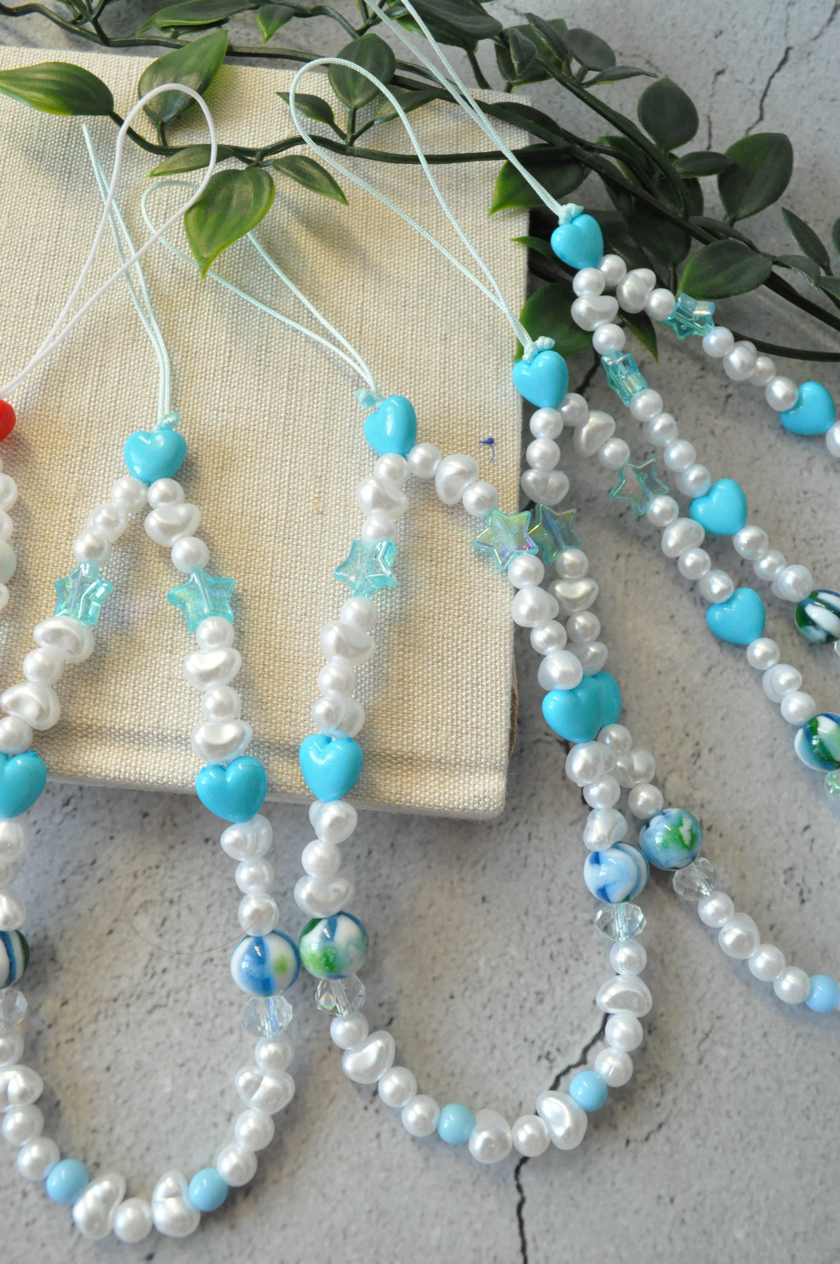 TheMellys - Vente Sangle pour étui à téléphone - Bracelet de téléphone en forme de cœur bleu nacré d'eau douce, chaîne de téléphone Y2K6