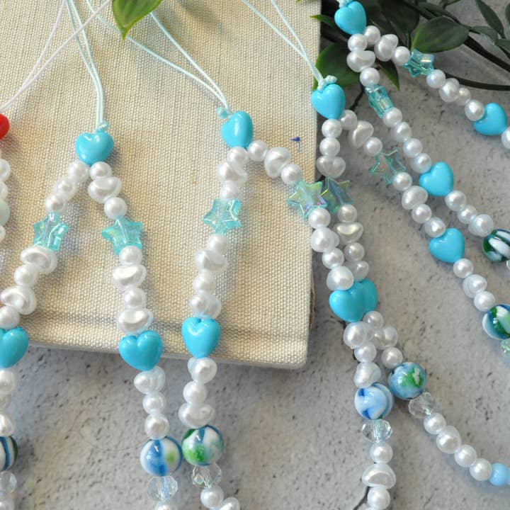 TheMellys - Vente Sangle pour étui à téléphone - Bracelet de téléphone en forme de cœur bleu nacré d'eau douce, chaîne de téléphone Y2K6