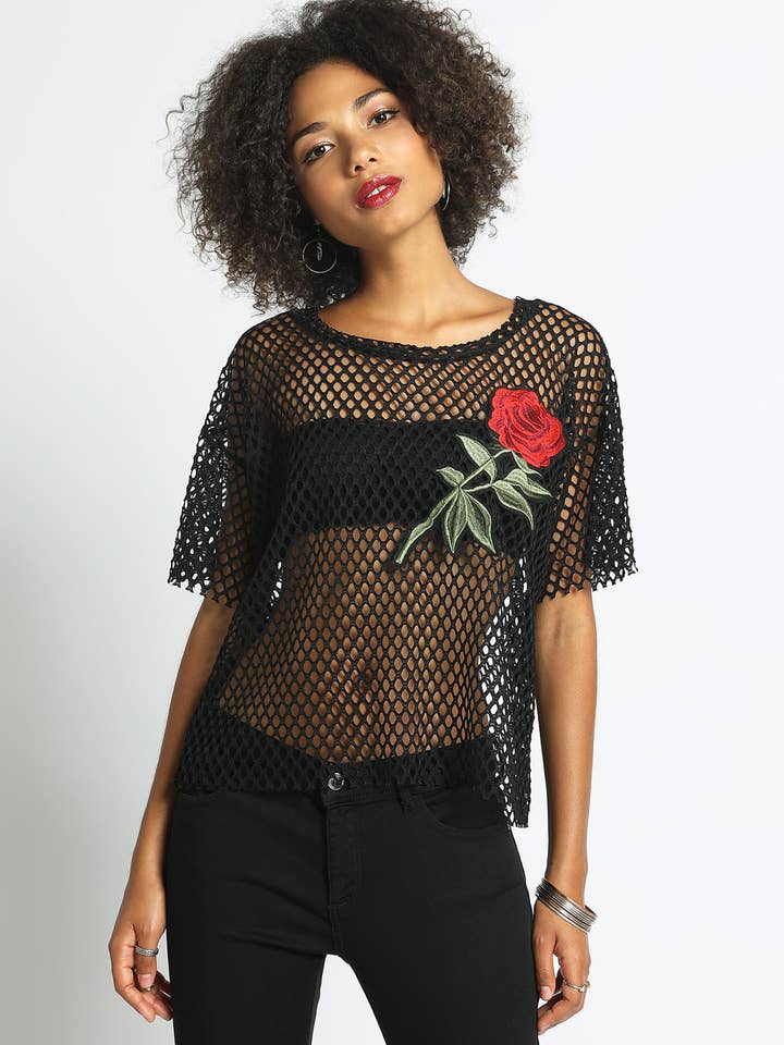 BLOMMIG PATCH FISHNET KORTÄRMAD TOPP - T5780-BLK för wholesale av Sans Souci