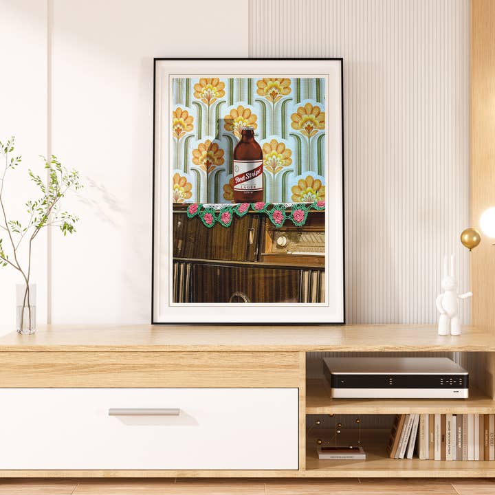 Red Stripe — Jamaikanischer Retro-Print „The Front Room“ für den Großhandel von Blue Coffee Arts