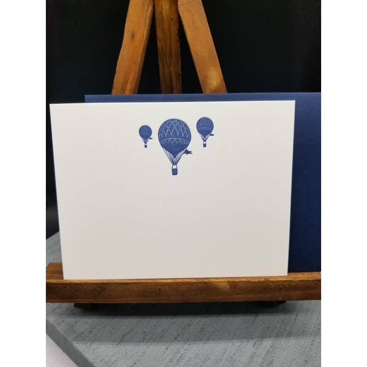 Set di biglietti a stampa a rilievo con mongolfiere blu navy per la vendita all'ingrosso da parte di Ancora Letterpress