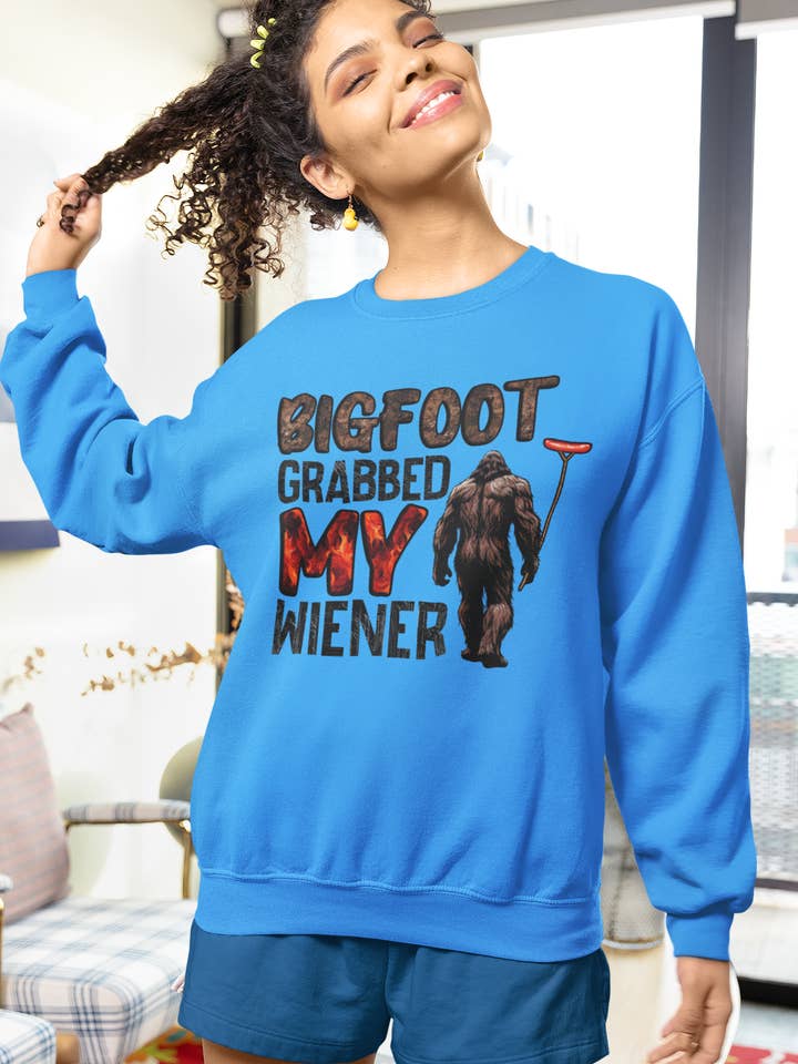 Squatchin’ Country - Venta al por mayor Camiseta estampada - Unisex - Bigfoot agarró mi camiseta de salchicha (amarilla)9