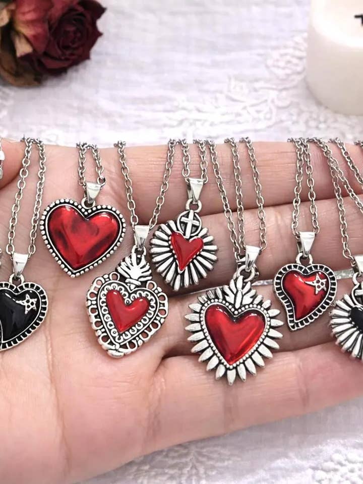 Colliers cœur de style gothique pour la vente par Wild & Free