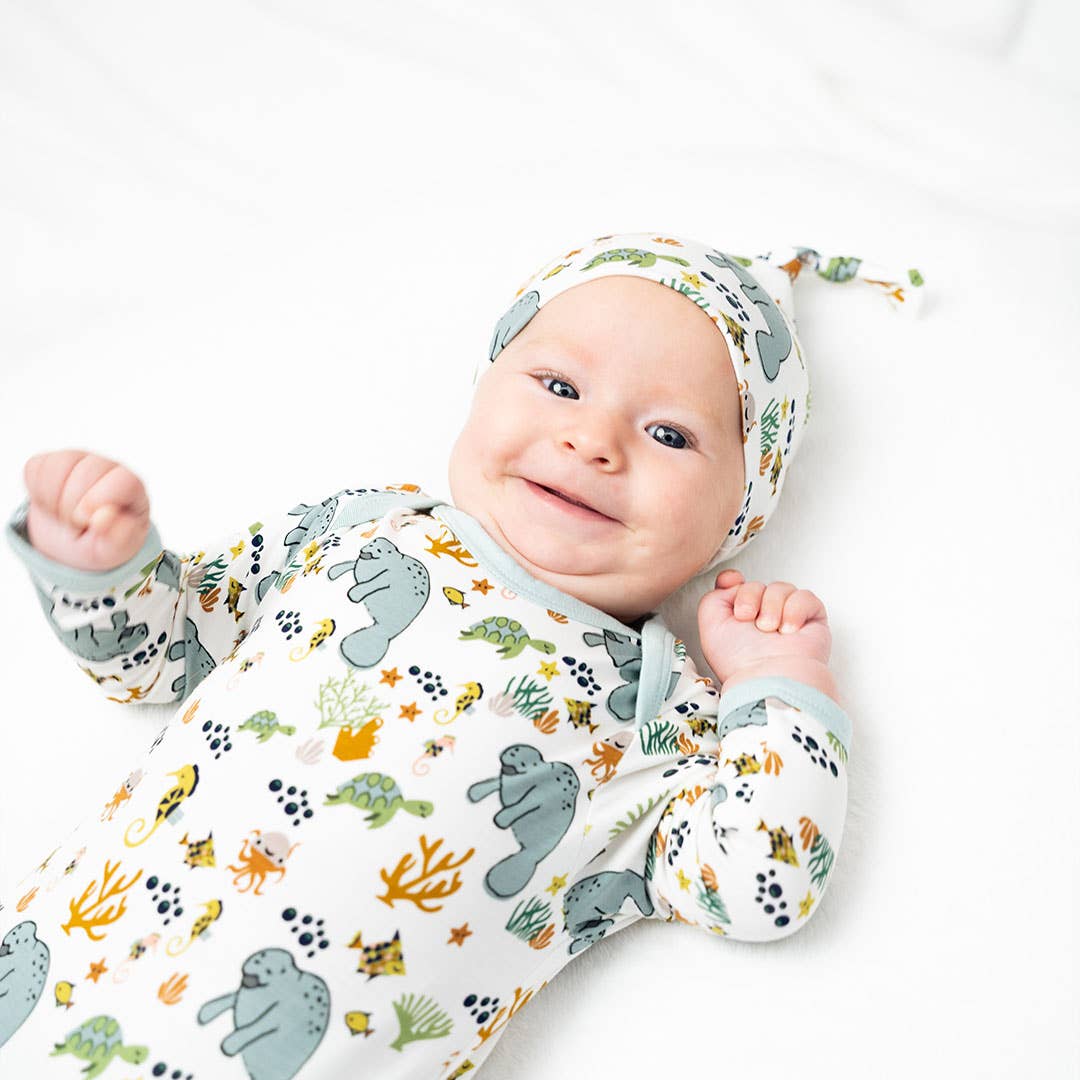 Emerson and Friends – Großhandel Babykleid-Set – Baby – Manatee Ocean Babykleid aus Bambus, geknotet, Geschenkset für Neugeborene1
