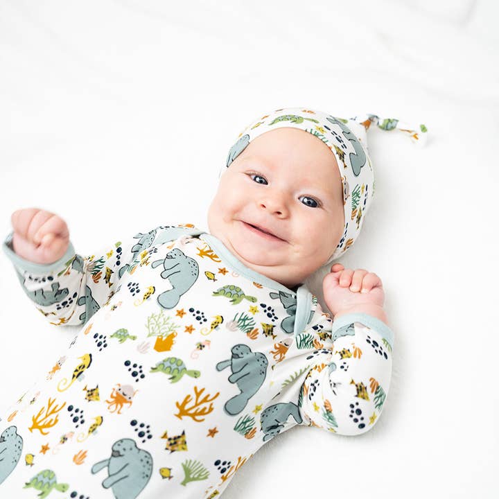Emerson and Friends – Conjunto de camisa de noite – Bebé por atacado – Manatee Ocean Bamboo Knotted Baby Gown Conjunto de presente de bebê recém-nascido1