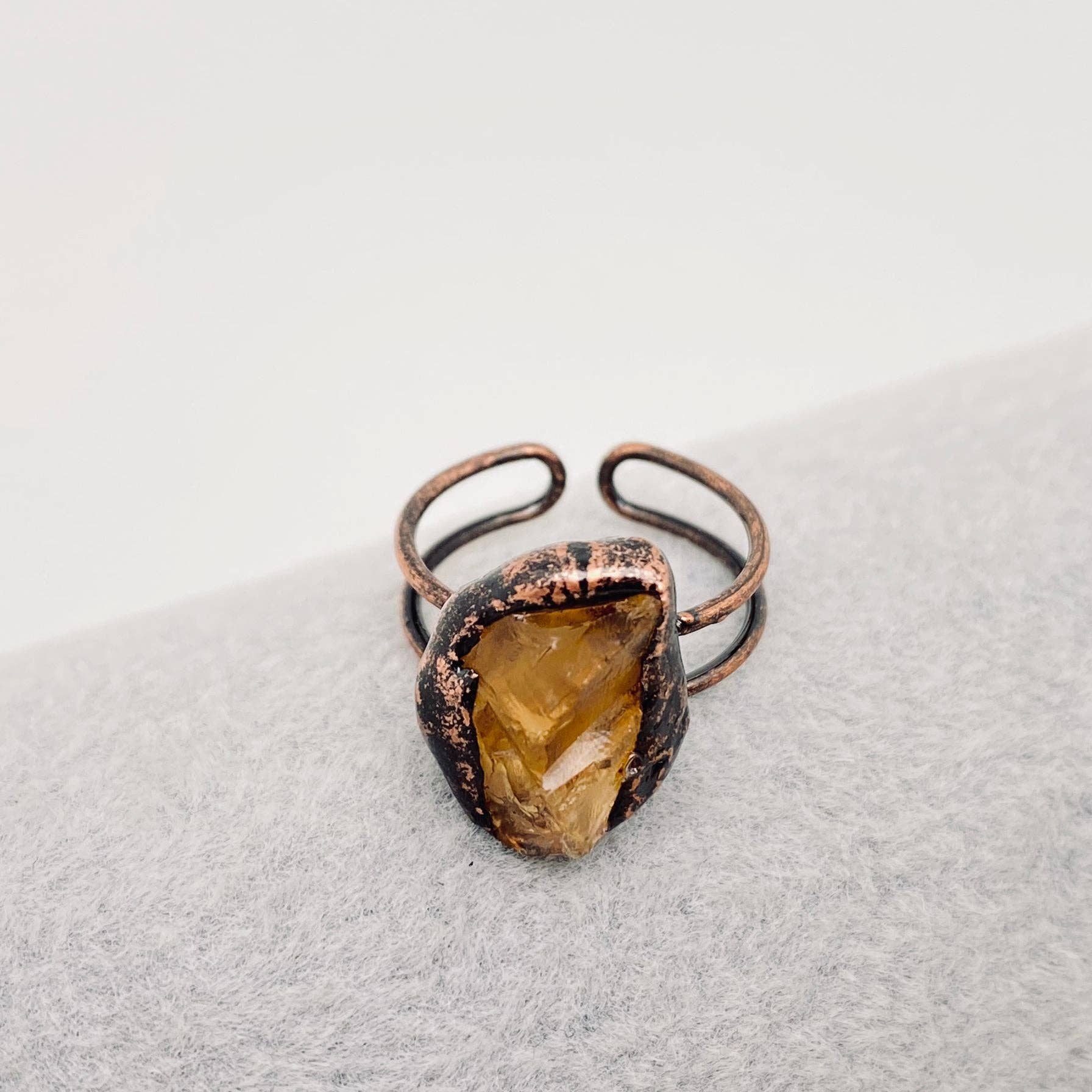 Mio Queena – wholesale Solitairering – Justerbar ring av amorf stenkristall i flera stilar - CS11