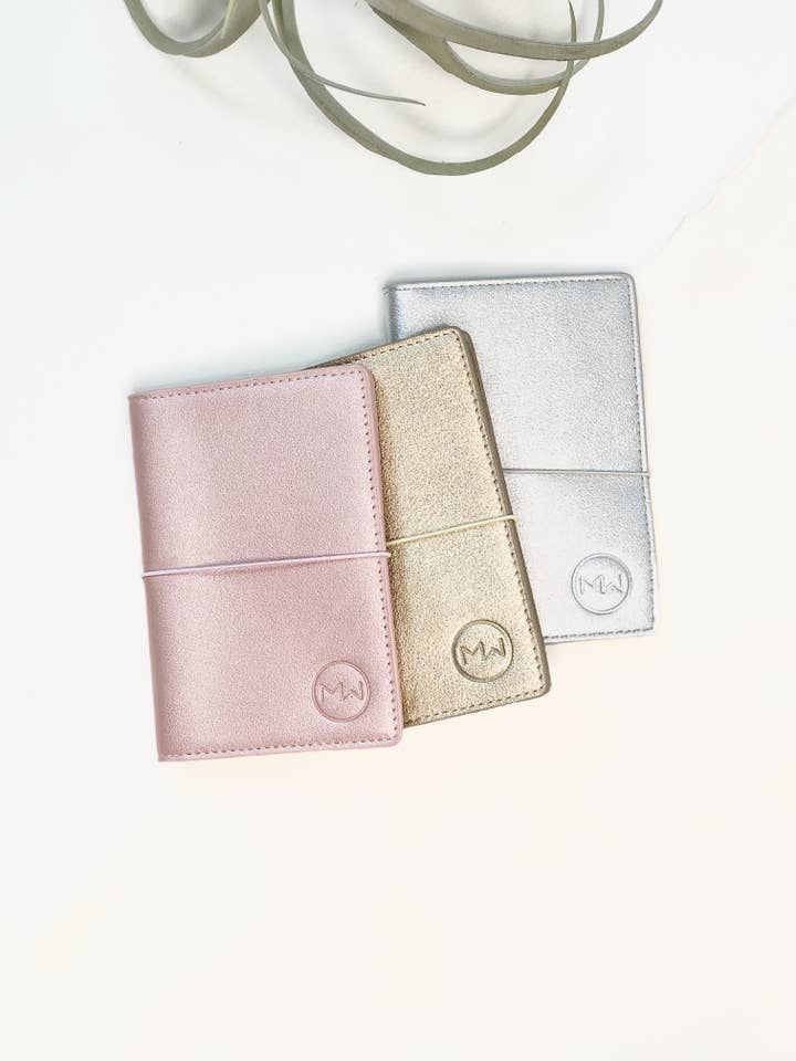 Porte-passeport luxueux avec fermeture élastique pour la vente par Mai Couture