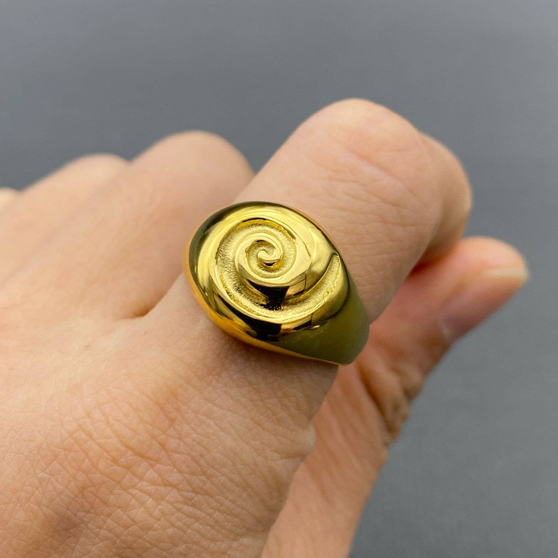 Mio Queena - Wholesale Cocktail/gelegenheidsring - 18K Verguld Roestvrij Stalen Glanzende Vortex Zegelring - FGS3