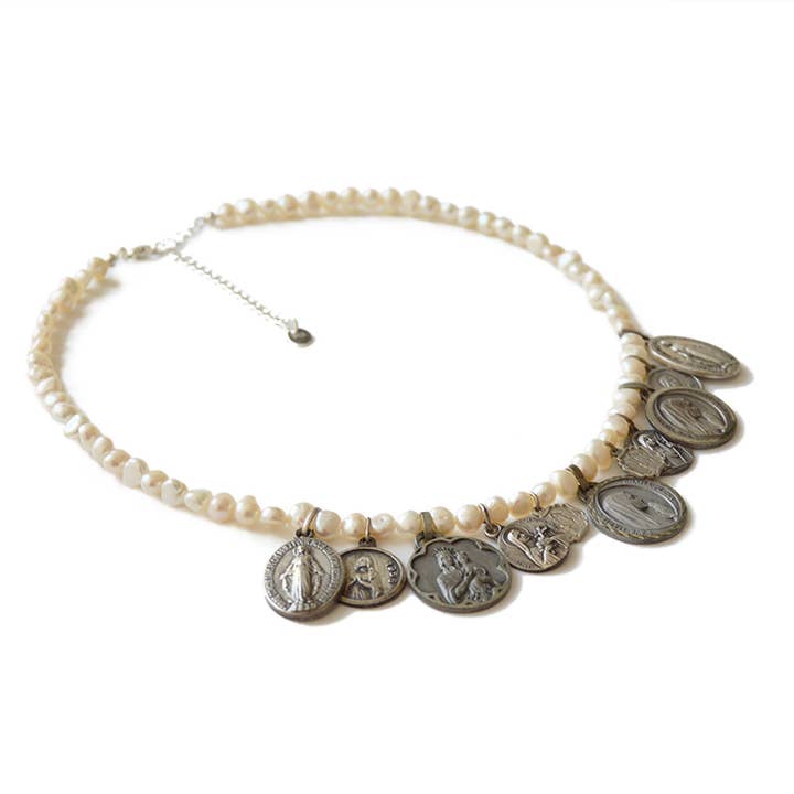 Collier perles d'eau douce et médailles pour la vente par Maison Pélat