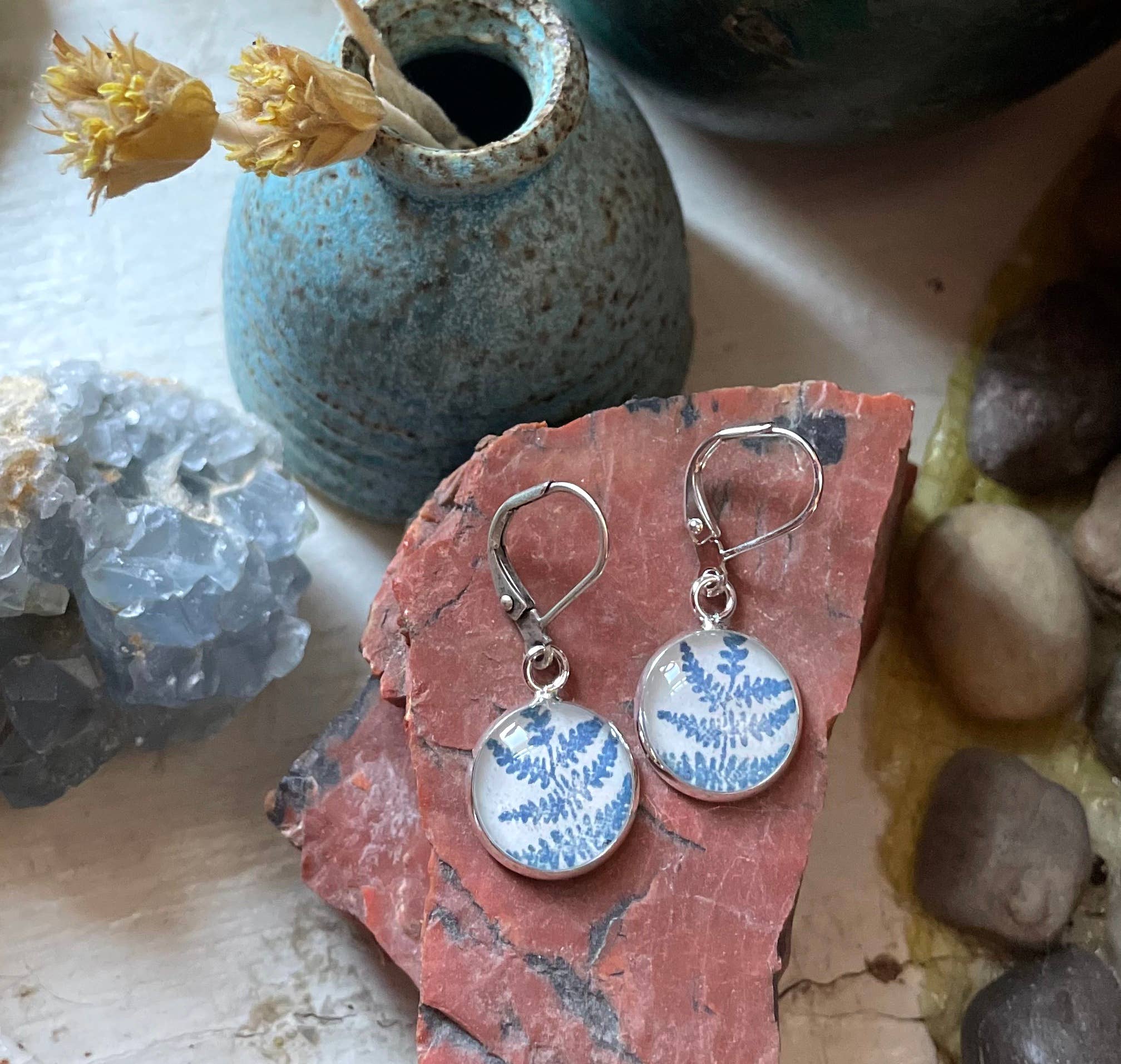 joeyfivecents - Vente Boucles d'oreilles pendantes - Boucles d'oreilles pendantes estampées à la main - plantes bleues, champignons, abeilles5